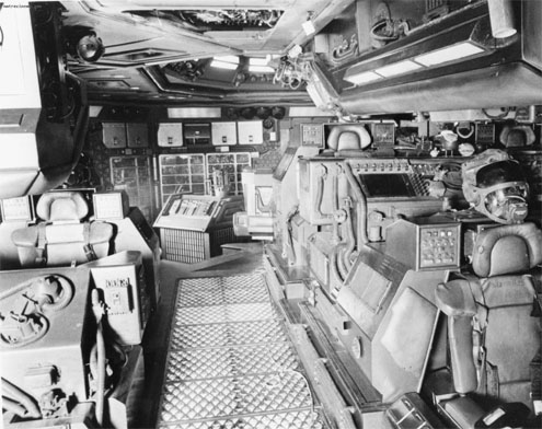 L'intérieur du vaisseau dans le film Alien: bourré de câbles et d'artefacts technologiques visibles, (avec des étincelles c'est encore mieux), à l'inverse de ce que devrait une technologie du future: intégrée et pervasive